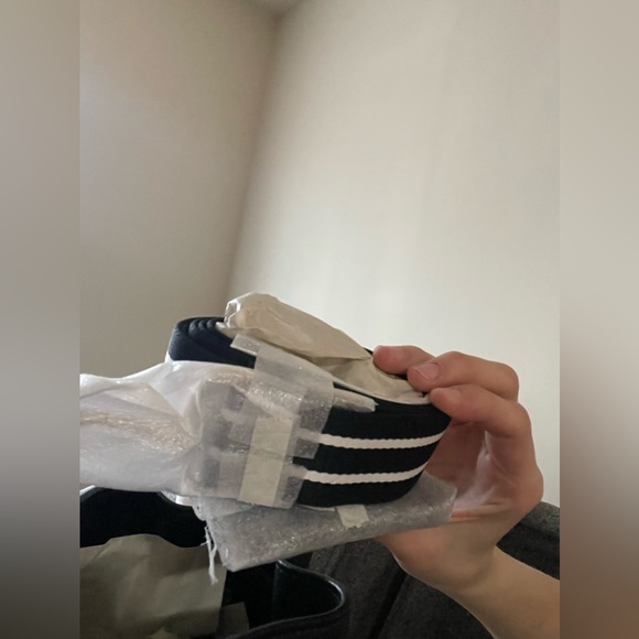 Kate Spade Black Bucket Bag with coin pouch NWT. - Picture 8 of 10